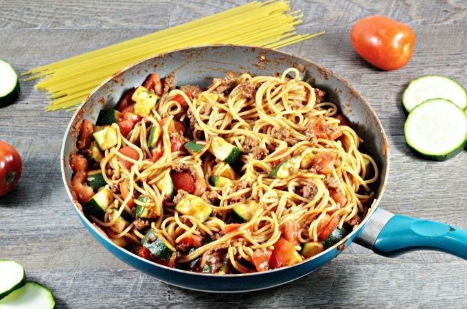 If you love pasta, don't give it up to get healthy - add veggies! Crushed red pepper gives it extra flavor! Spaghetti with Zucchini & Tomatoes ⇣ mindyscookingobsession.com/spaghetti-zucc… #pasta #easymeals #dinnerideas #recipes #cooking #healthyeating