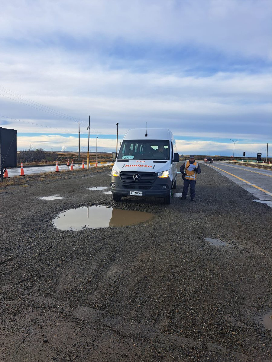 Los inspectores de @Fisca_MTT realizan controles a vehículos de carga general, peligrosa y transporte privado 🚛🚚 🚌en el sector de Konaiken de la comuna de Punta Arenas. Fiscalizando documentación, además de condiciones técnicas y de seguridad. Porque #FiscalizarEsCuidar