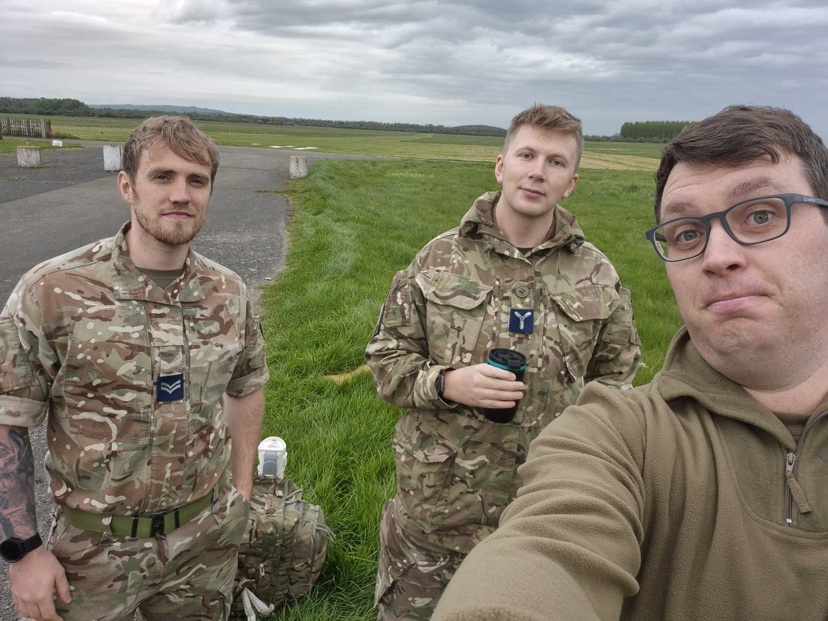 If there's 1 thing about being a #RAFMedic #RAFParamedic a week can bring you variety. This week on tues we were getting CQC inspected, Wed I was up at Cosford for a major incident exercise, tonight im stood on a parachute drop zone. Plus a #PrimaryCare clinic every day 1/2