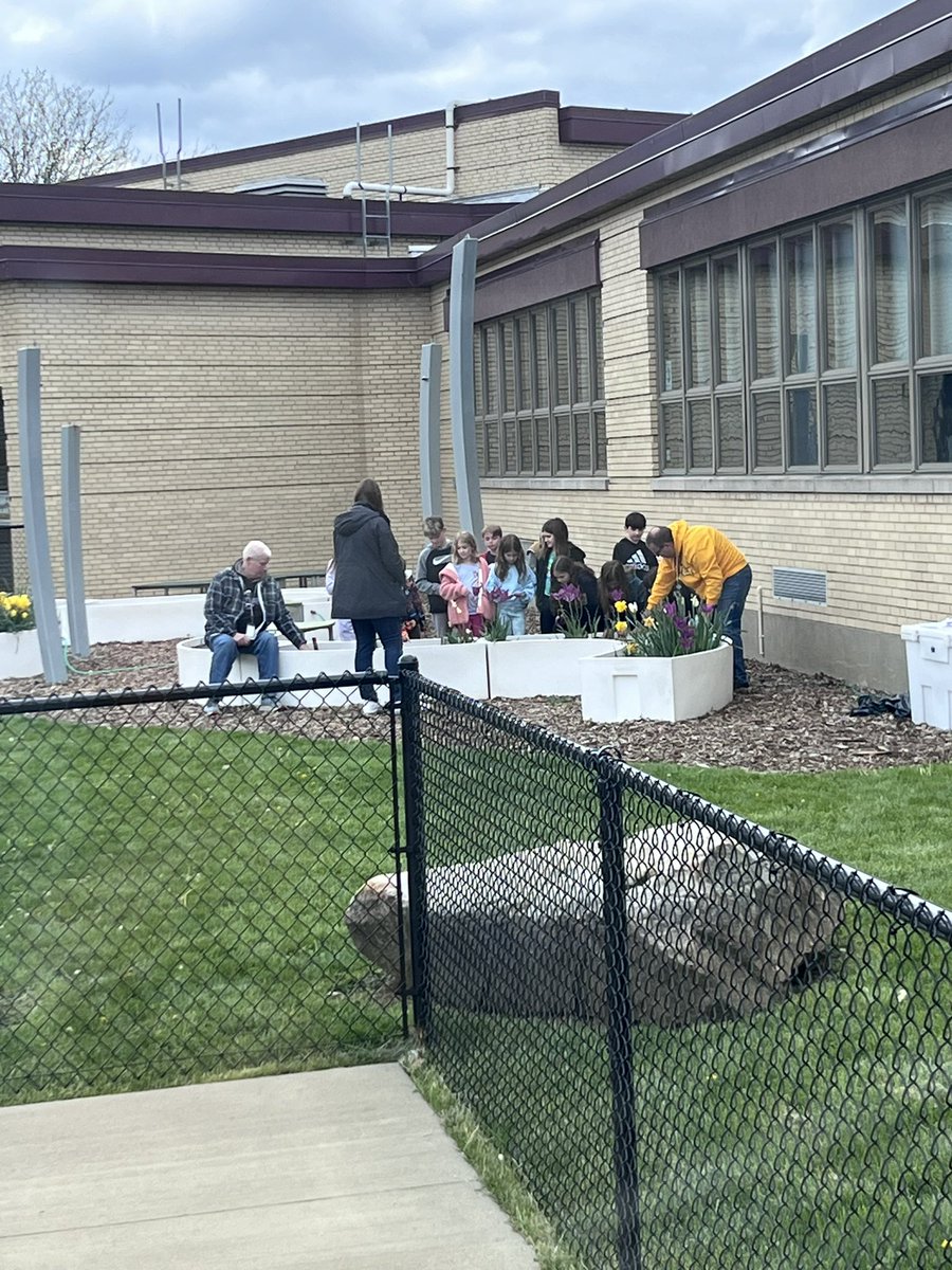 Things I love to see from my office window. Getting the garden ready!  #plumproud <a href="/jrpilyih/">𝕁.ℝ. ℙ𝕚𝕝𝕪𝕚𝕙</a> <a href="/DeniseLSedlacek/">Denise L. Sedlacek</a> <a href="/DrBoyers/">Ashley Boyers, Ed.D</a>