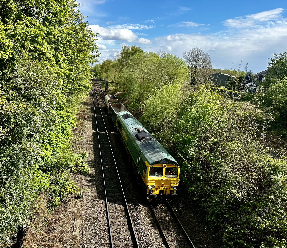 Down there somewhere is 66610 at Oakenshaw on today 6E03 Tunstead - Hunslet #class66