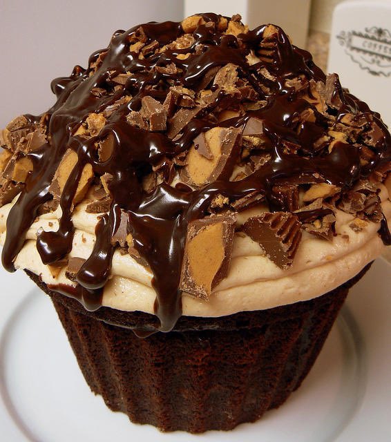 Giant Reese's Peanut Butter Cup Cupcake 🧁 🍫