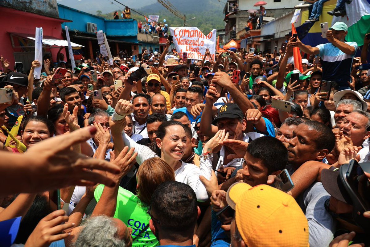 LA FOTO DEL DÍA: La líder opositora María Corina Machado retoma los recorridos por el interior de Venezuela, en campaña para llamar a votar por el candidato presidencial unitario @EdmundoGU. #25Abr