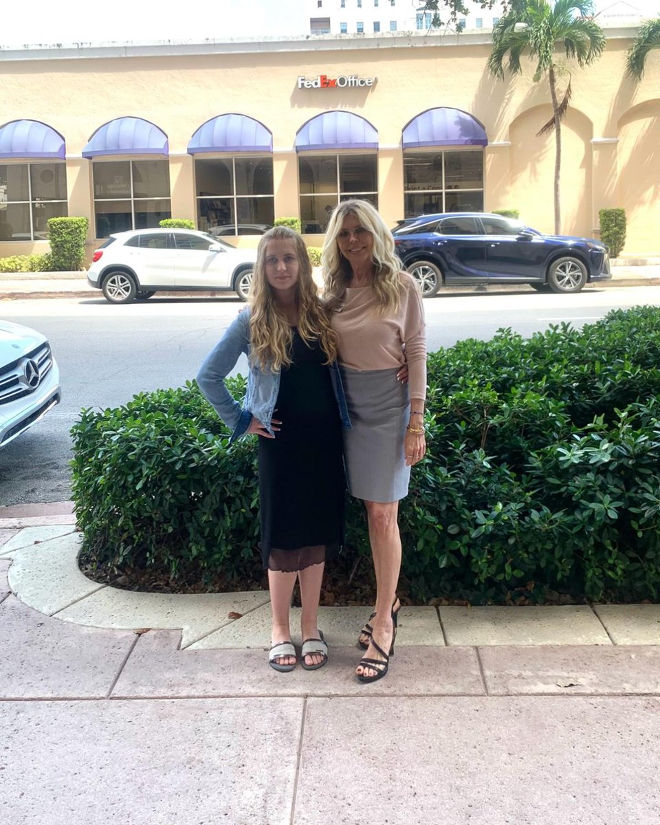 XInvestigations's tweet image. 📸: Dawn and her beautiful daughter, Drew, representing Crossroads in Coral Gables ✨
#TYKTWD #TakeYourKidToWorkDay #beauties #family #team