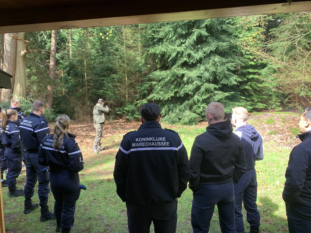 BoaEde_Victor's tweet image. Afgelopen week samen met een collega faunabeheerder/groene BOA van @staatsbosbeheer twee dagdelen voorlichting gegeven aan de @Marechaussee brigade Veluwe en het kader van @11Luchtmobiel over ons groene werkveld. #handhaving #faunabeheer #samenwerking #kennisdelen @GemeenteEde