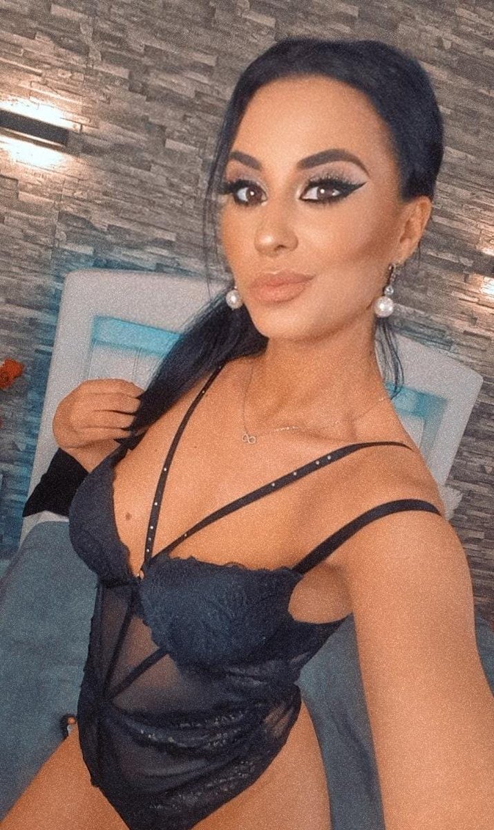 Feeling spicy, how about you? Online right now on: stripchat.com/AlisonHeartX For more content follow me on 📷my.club/sashamyer @stripchat @suprshok065 @VirtuAss