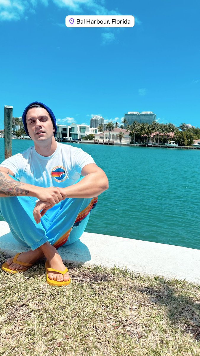 ReasonLS2's tweet image. Eita Como É Estrangeiro 😍