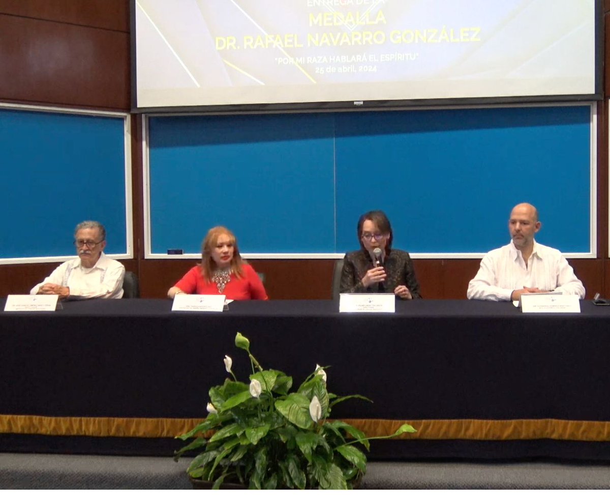 El Instituto de Ciencias Nucleares (@icnunam) entrega la medalla Dr. Rafael Navarro González, que reconoce las contribuciones relevantes en astrobiología, química de plasmas y estudios planetarios.