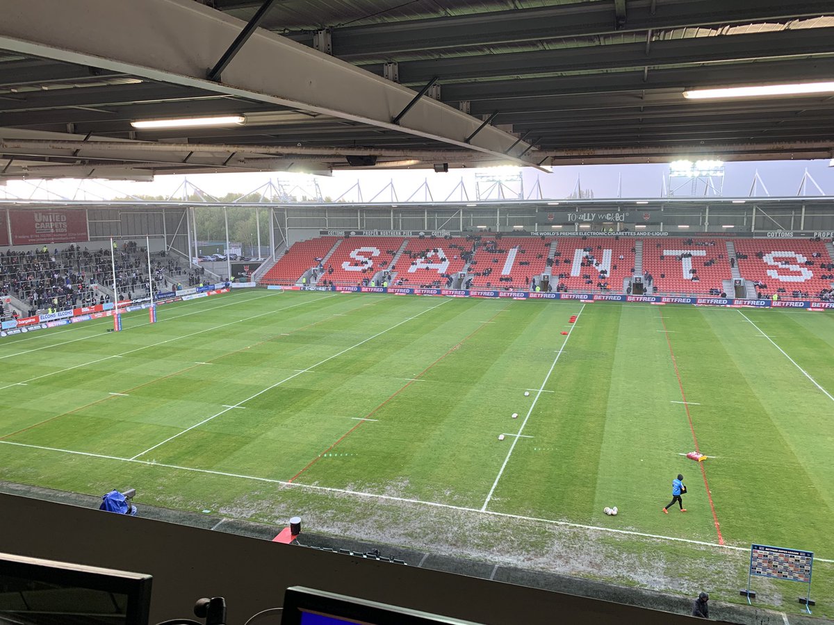In place for @Saints1890 v @Giantsrl. Will Saints go back top of @SuperLeague or will the Giants pick up a 6th league win of the season? The heavens have opened here, who will that benefit? I think it will be a close one. We are live @SkySportsRL from 7.30pm