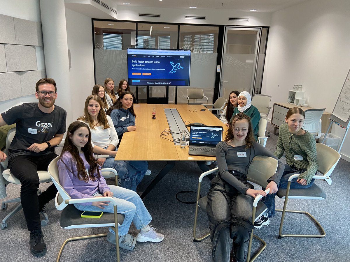Had fun talking about @OracleLabs and teaching the next generation of 👩‍💻 developers how to build applications with @GraalVM today at the @Oracle_DE #GirlsDay event!

#WomenInTech #WomenInIT