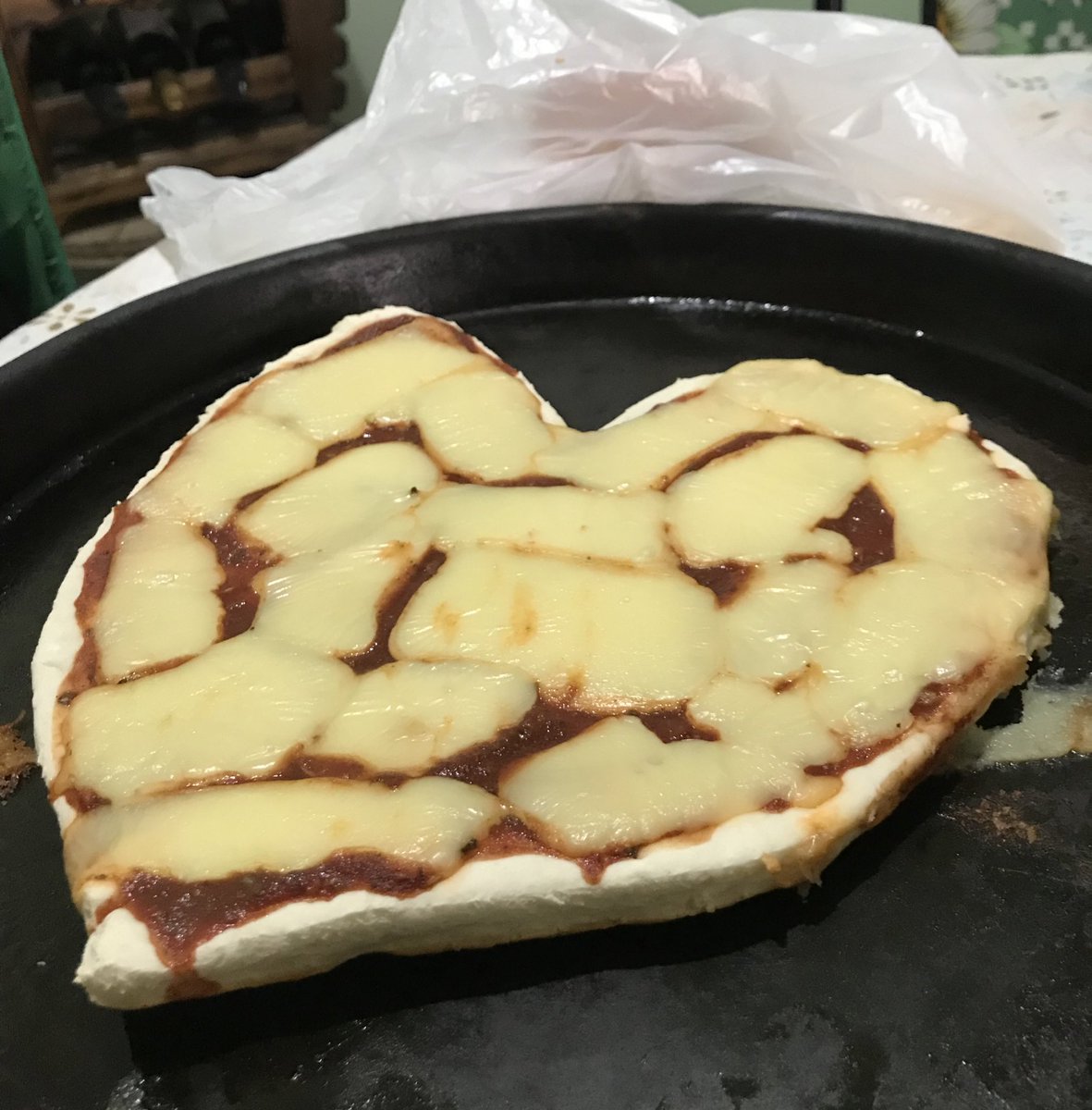 Llego del colegio y me espera con una pizza con forma de corazónnn, yo ya me gane el cielo!🫶🏻🥺