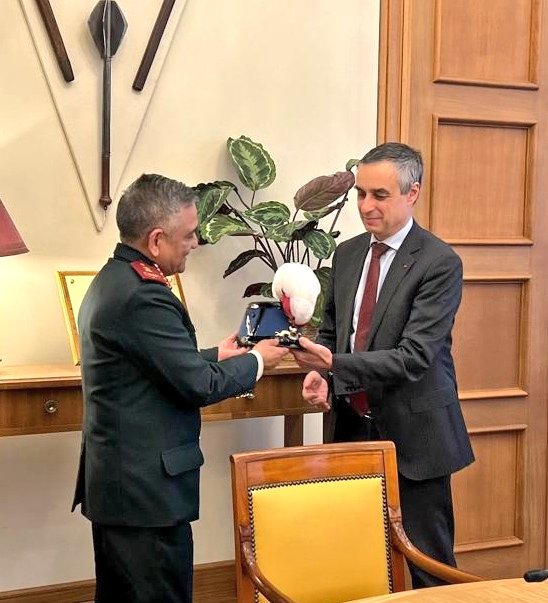 #IndiaFranceFriendship 🇮🇳 🤝🏼 🇫🇷 General Anil Chauhan, #CDS_India 🇮🇳 called on Mr Patrick Pailloux, Director of Civil & Military Cabinet of the Minister of the French Armed Forces and also interacted with Lt Gen Vincent Giraud, Chief of Mil Cabinet of the Minister of the Armed…
