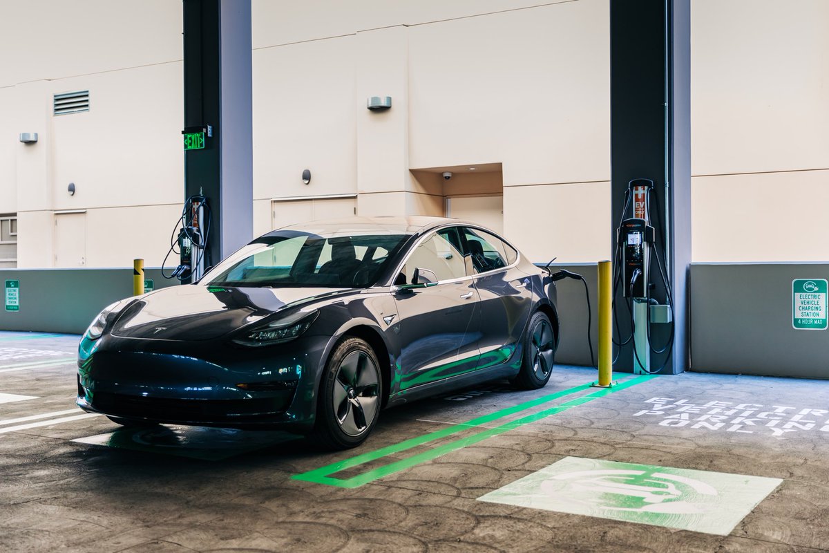 We’re proud to support the growing demand for electric vehicles by installing electric vehicle charging stations throughout the garages at @DTSummerlin. By providing this infrastructure, we’re reducing harmful emissions & promoting cleaner transportation options.⚡️