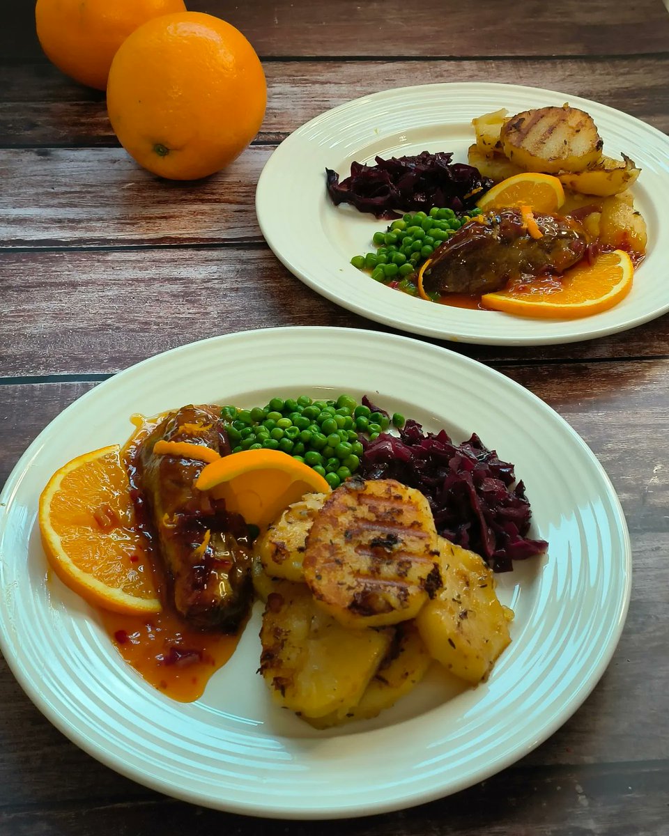 Ahead of my motorhome trip to France next month I just cooked ( and scoffed) this.Classic duck a l'orange, Sarlat potatoes with sides of red cabbage and peas.
Totally fab!
