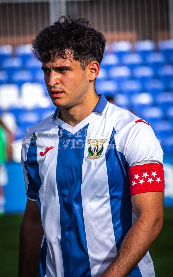 JuvenilDH's tweet photo. 📝Regreso triunfal de Jorge Herrero en el Lega

🤕Herre ha vivido un calvario con una pubalgia que llevaba arrastrando desde hace un año.

👏🏻En su vuelta a la titularidad consiguió anotar un doblete ante el Amistad.

🔗https://t.co/8TU7hkDzqx

#JuvenilDH👟#CanteraPepinera🔵⚪ https://t.co/w37i8Ko3PG