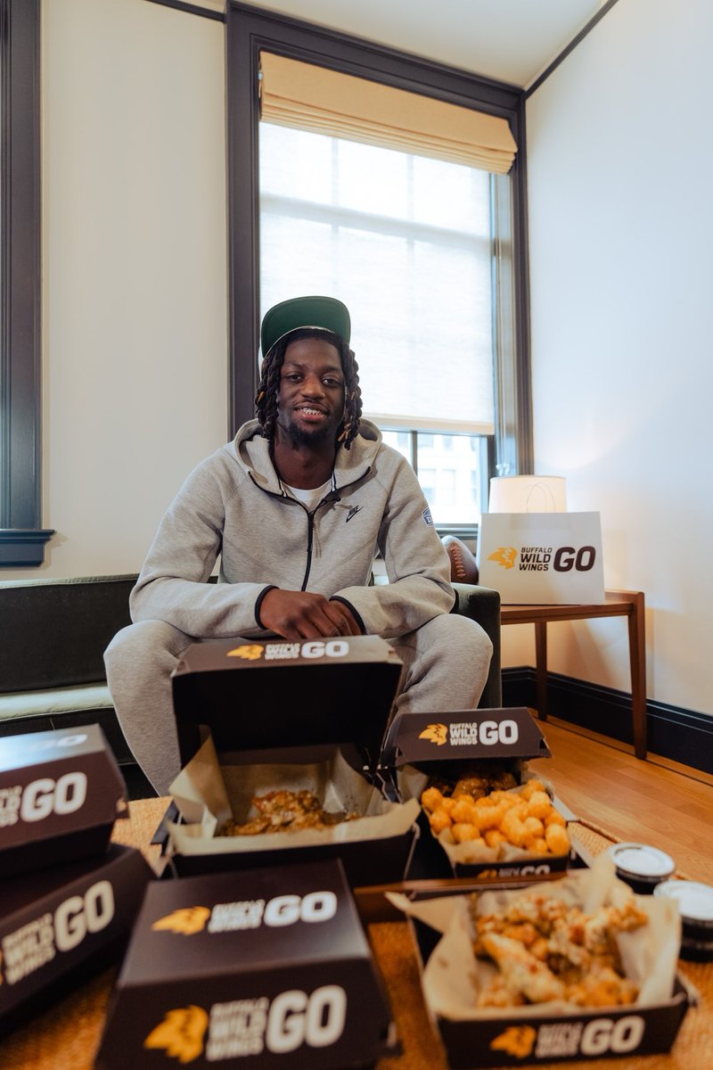 BrianThomas_11's tweet photo. I don’t know where I’m GO-ing, but Buffalo Wild Wings GO hooked-up my GO-to delivery order of parmesan garlic wings and extra ranch before the big night. 

Get 6 FREE wings with promo code GOWINGS ($10 min spend) for takeout or delivery (Ends 4/30) #Partner #NFLDraft https://t.co/qeZLdfdD9E