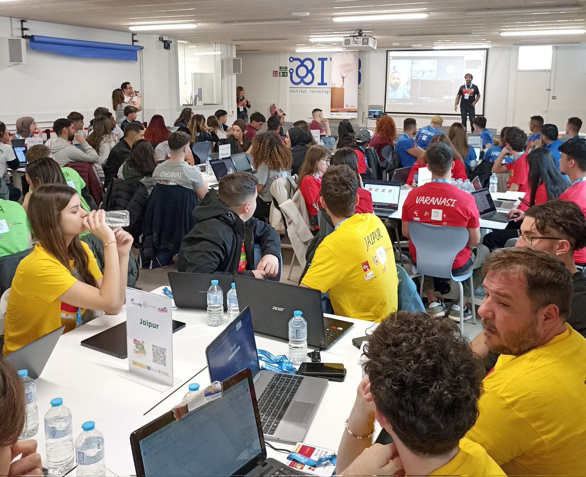 1r dia del FP Hacks superat 💪💪. Alumnes del @LopezVicuBCN @ICarlesVallbona @insjaumemimo #estelaibèrica han treballat de valent per presentar una proposta real d'importació #comerç #Internacional @futura_fp @impulsfp