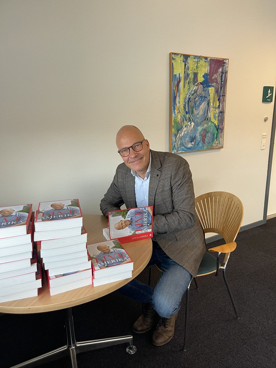 jespersteinmetz's tweet photo. Nu er det slut med at se på det fjæs på forsiden.
Meget symbolsk signerede jeg i aften de sidste eksemplarer af “Live fra Amerika” ved et foredrag i Aalborg - dér hvor det hele begyndte.
Jeg må i gang med den svære 3’er.📝
#dkusa #dkmedier https://t.co/JZGDzw1FKR
