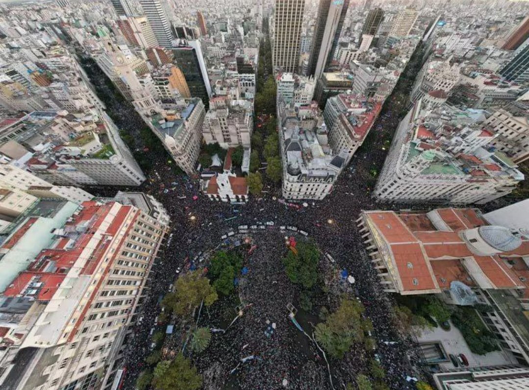 Essa imagem do protesto na Argentina contra o Milei parece a cabeça da Estátua da Liberdade.