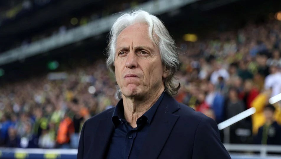 Fenerbahçeli gazeteci Volkan Demir: 'Jorge Jesus, Fenerbahçe'den 7 milyon Euro maaş aldı.'

KAP'a açıklanan rakam: 3 milyon Euro