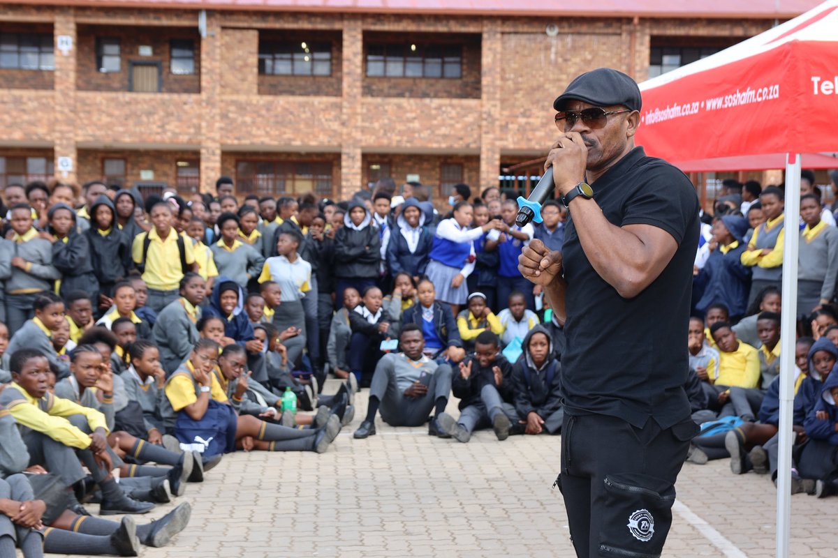 #MakeADifference: @LuckyLekgwathi donates R20k in football supplies to Makhosini Secondary School as part of the #MTN8 Last Legend Standing competition. The tournament's charitable initiatives continue to impact communities, with R960k donated to various organisations so far..