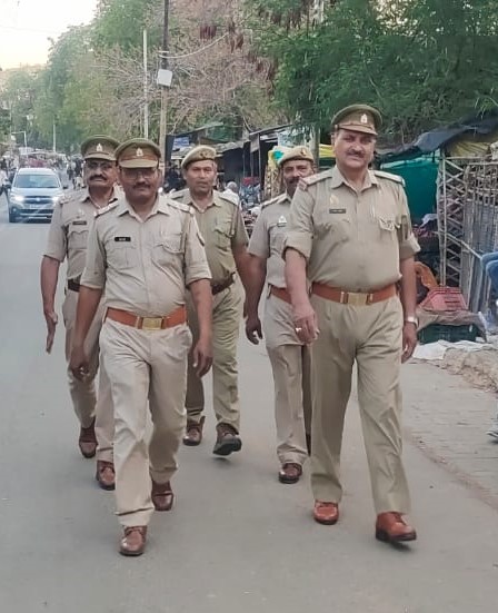 #SPLalitpur के निर्देशन में लोकसभा चुनाव के दृष्टिगत थाना तालबेहट पुलिस द्वारा कानून एवं शांति व्यवस्था के दृष्टिगत प्रमुख चौराहों, बाजारों व अन्य स्थानों पर #FootPatrolling कर संदिग्ध व्यक्तियों की चैकिंग की गयी ।