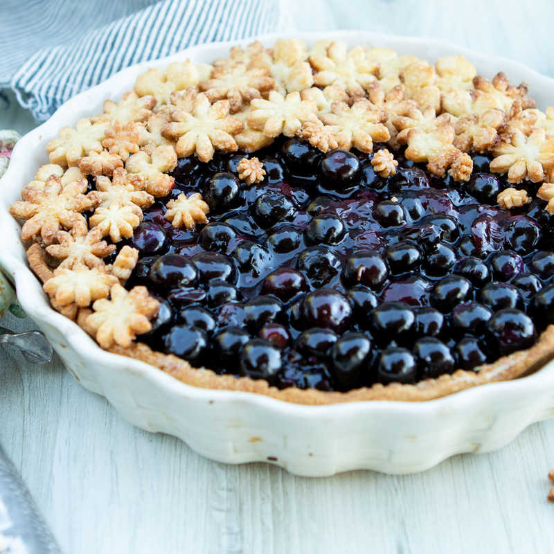 There’s nothing like the taste of fresh blueberries! Use them in this simple pie recipe that’s only 150 calories per slice: bit.ly/healthyblueber…