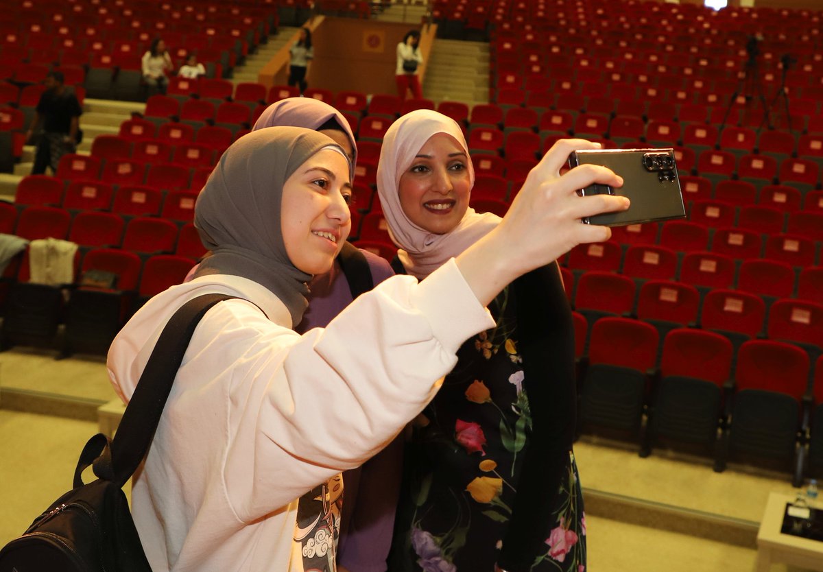 DrUzmaSyed's tweet photo. I especially enjoyed speaking with all the young students enrolled in the health sciences major.

I hope to have inspired many youth (especially girls) to pursue a career in healthcare, Infectious Diseases &amp; Global health.

The Future is Bright 💫 https://t.co/cjSj3zmT5d