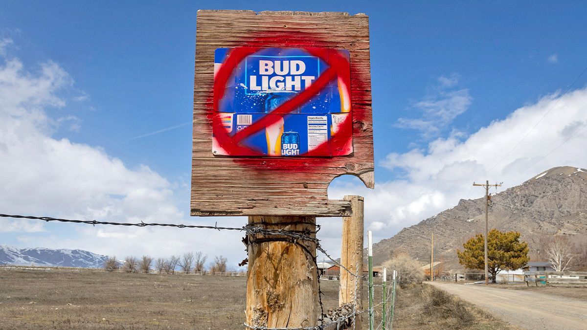 davidpersons10's tweet photo. Lessons from the Bud Light Boycott, One Year Later https://t.co/fJXqeTf2xj https://t.co/hAg55yFQRn