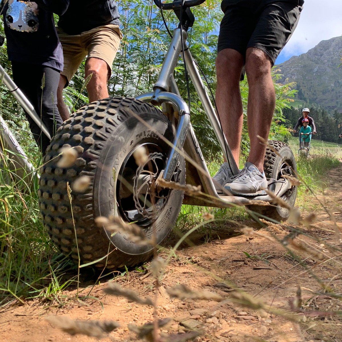Looking for an exciting family weekend activity? 💥 Race monster mountain scootours through outdoor courses 🛴 You can freewheel through a bush tunnel, glide through vineyards or take 2 off-road tracks in the city at Scootours. Read more about booking ⬇️ capetownmagazine.com/scootours-cape…