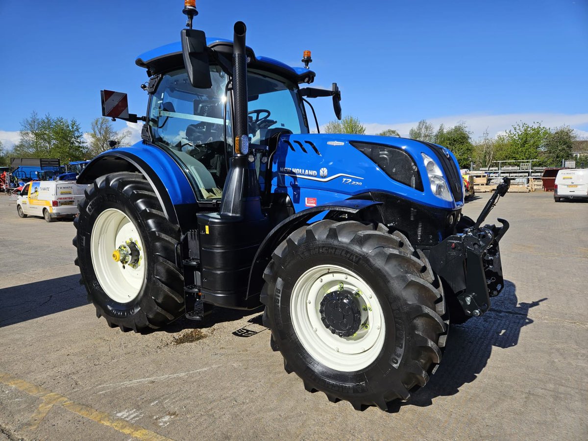 Another new New Holland T7.270 PLM's heading out of T H WHITE Marlborough last week, joining another T7.270 PLM already delivered to the same farm in March on the Salisbury Plain.

#newholland #newhollandag #agriculture #tractor #farming #farminguk #britishfarming #faringlife