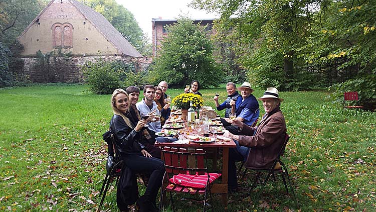 German castle just outside of Berlin. Meeting of #YaleAlumni in Europe 10 yrs ago - the problem of far right extremism popped in convo then.