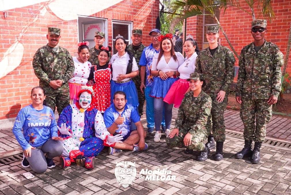 Durante 1 semana, las Unidades de la Brigada de Aviación Ejército N.° 25 acompañarán el #FestivalDeLaNiñez liderado por la @alcaldiamelgar. 

La caravana inició en la vereda Guacamayas y contó con la participación del CDI del barrio Galán. 

#SiempreATuLado