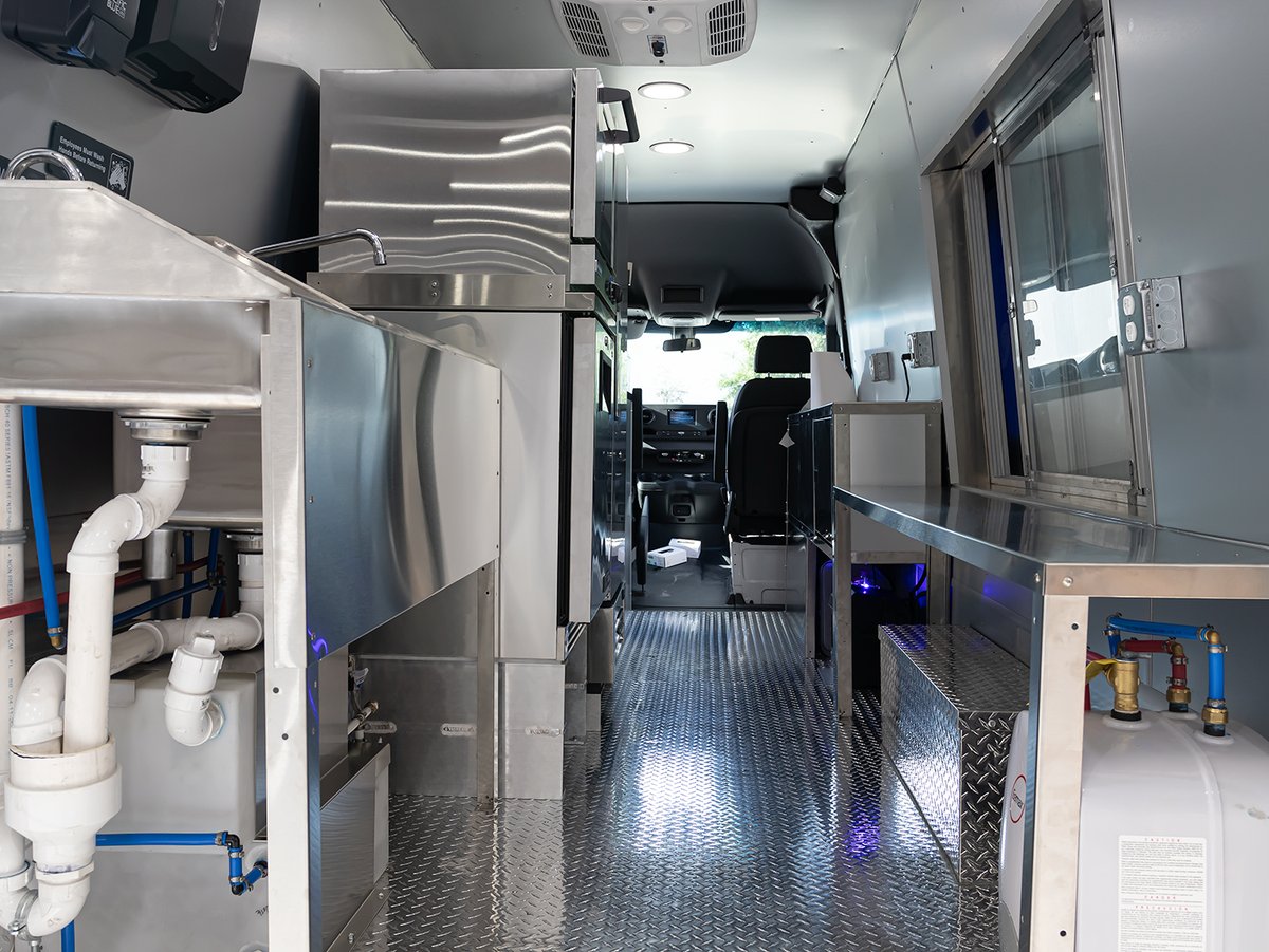 🔝Check out the appliances we've installed in this Sprinter van for Retail Sports Marketing and their marketing needs. For more pictures and a detailed equipment overview, visit our website: premierfoodtrucks.com/items/retail-s…

#foodtruck #custombuilt