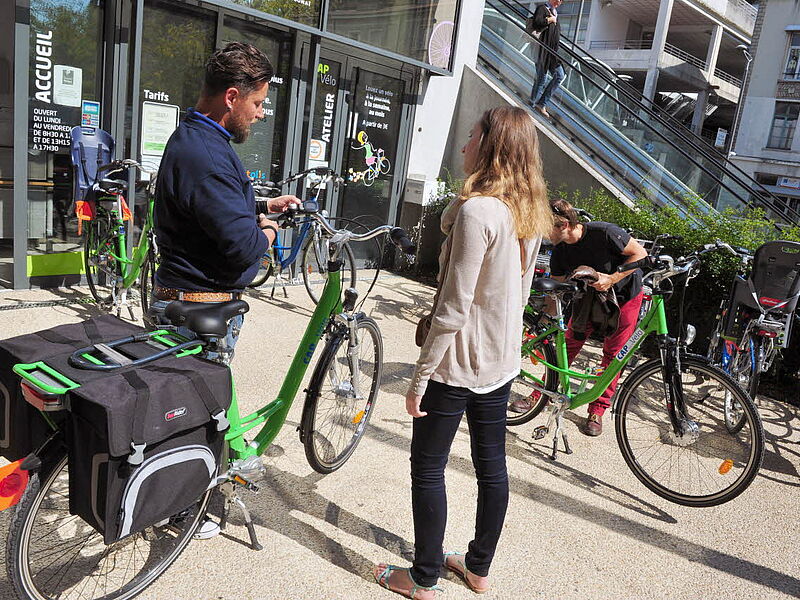 🚲#Mobilités Grand Poitiers propose une aide financière pour l'achat d'un Vélo à Assistance Électrique : le chèque VAE. 👉Une réduction de 25 % du coût d'achat auprès des vélocistes conventionnés du territoire. 🔗Pour en bénéficier : vu.fr/Qjddy