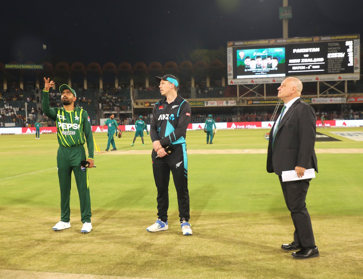 🚨 TOSS ALERT 🚨

Pakistan win the toss and opt to field first 🏏

#PAKvNZ | #AaTenuMatchDikhawan