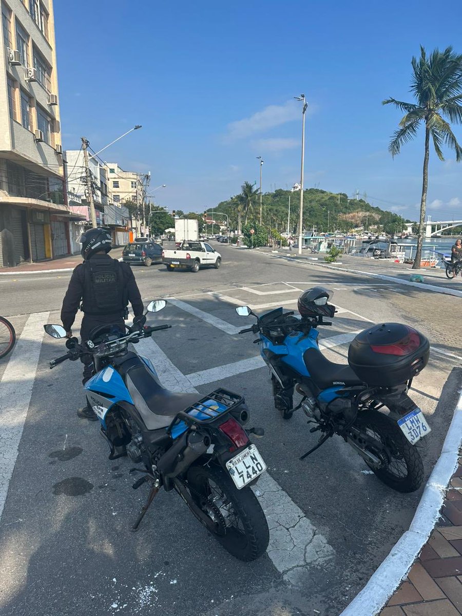 PMERJ's tweet photo. #25BPM #1CIA está intensificando o motopatrulhamento tático e realizando abordagens no centro de Cabo Frio, na Rua Jonas Garcia com Av. dos Pescadores. #CaboFrio #SegurançaComunitária #SEPM #4CPA https://t.co/H15gs4FNPj