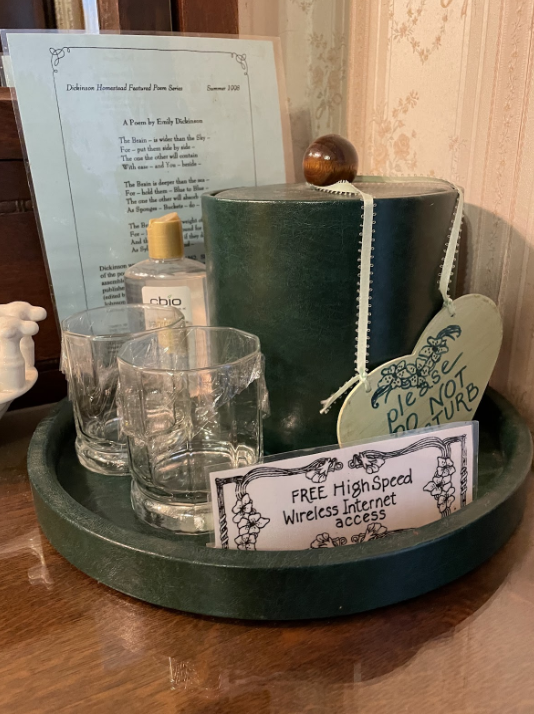 AllenhouseA's tweet photo. Sip on inspiration at The Allen House where modern amenities meet the poetic past 🌐✒️. Enjoy the timeless words of Emily Dickinson as you stay connected with our complimentary high-speed Wi-Fi. #StayConnected #PoeticPause #ModernComforts #HistoricInn https://t.co/OaDRGDsuFC