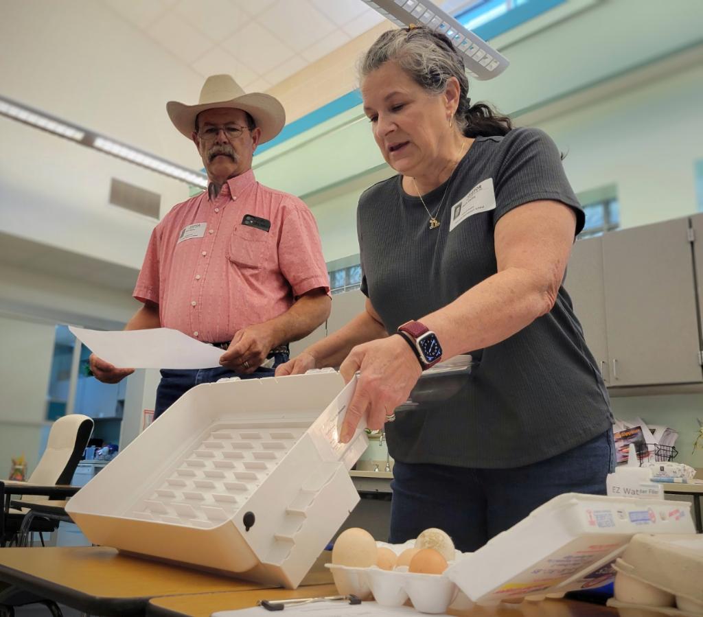 MontessoriHTX's tweet image. 🐣 Last week was filled with excitement as we welcomed Ms. Haley&apos;s family to teach our #LowerElementary #students about the process of hatching live turkeys &amp;amp; chickens. 🦃A HUGE #thankyou to them for their dedication to enriching our students&apos; learning experience! 🙌

#Montessori