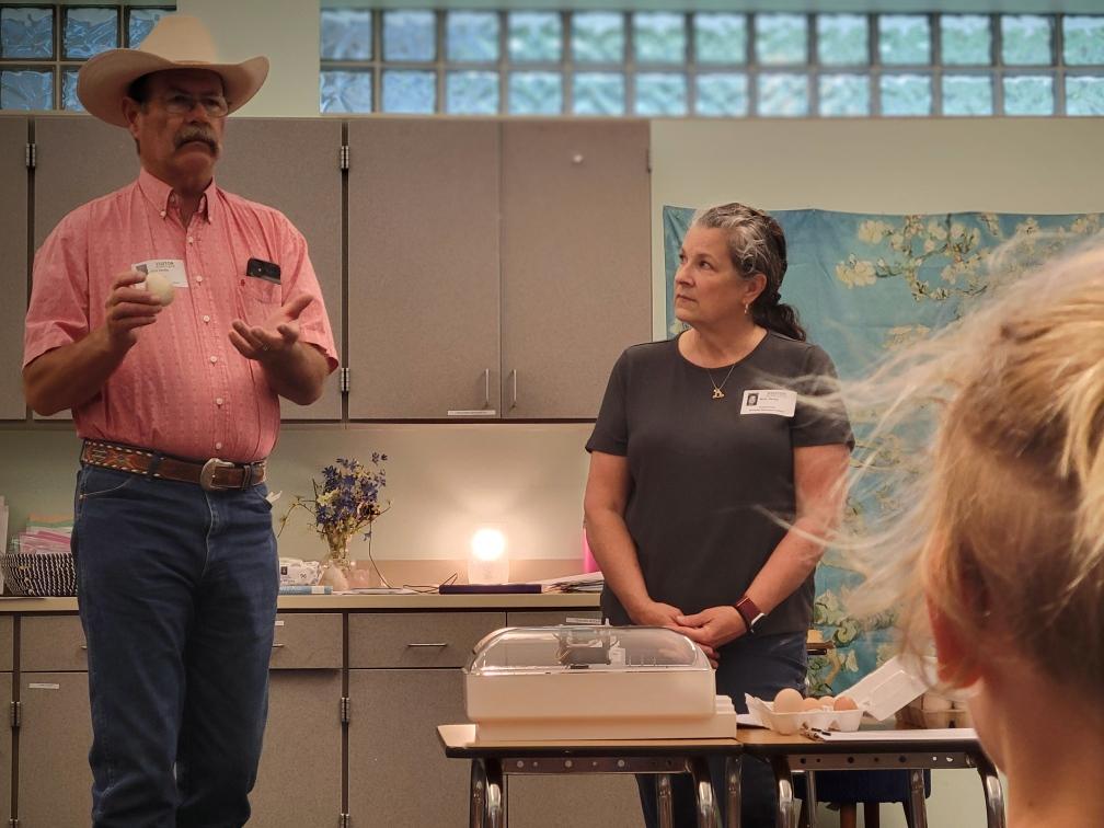 MontessoriHTX's tweet image. 🐣 Last week was filled with excitement as we welcomed Ms. Haley&apos;s family to teach our #LowerElementary #students about the process of hatching live turkeys &amp;amp; chickens. 🦃A HUGE #thankyou to them for their dedication to enriching our students&apos; learning experience! 🙌

#Montessori