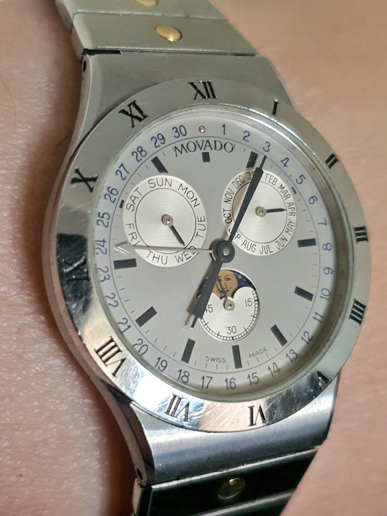 Eklek_tik's tweet photo. 🚨Nwa🚨
Movado super fine 32mm de diamètre mais qui fait pas ridicule. bracelet très différent de ce qu'on peut voir habituellement.
Je pense que c'est vraiment une petite trouvaille.
Qu'en pensez vous ?
#Movado #quartz #tripledate #newwatchalert #NWA https://t.co/hSJTeW16hw