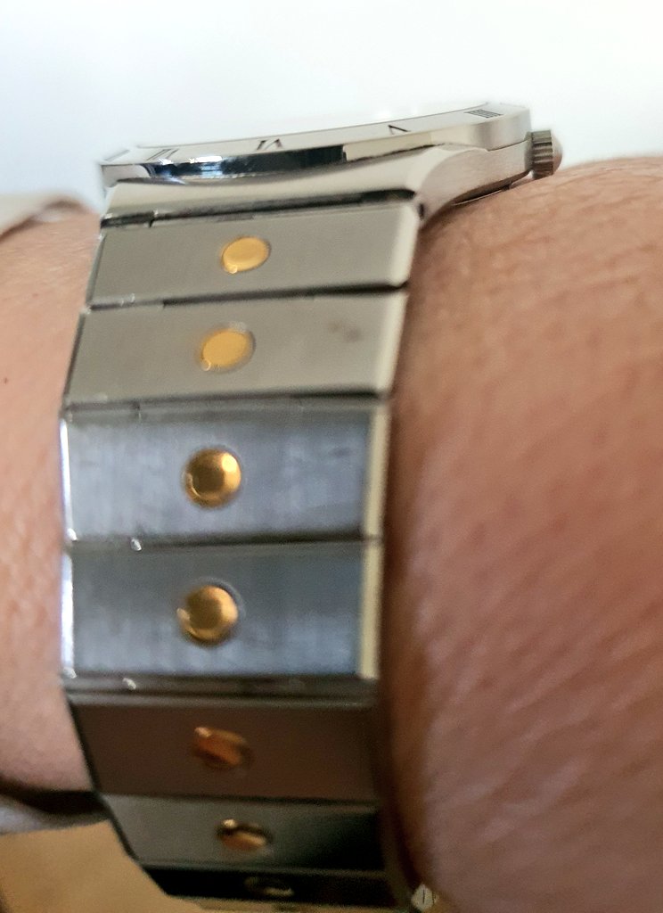 Eklek_tik's tweet photo. 🚨Nwa🚨
Movado super fine 32mm de diamètre mais qui fait pas ridicule. bracelet très différent de ce qu'on peut voir habituellement.
Je pense que c'est vraiment une petite trouvaille.
Qu'en pensez vous ?
#Movado #quartz #tripledate #newwatchalert #NWA https://t.co/hSJTeW16hw