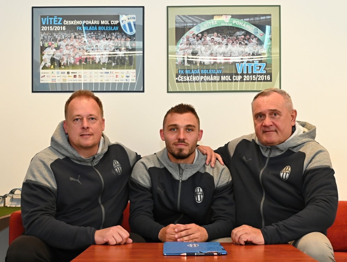 fkmladaboleslav's tweet photo. Hot News - FKMB 💙🤍
Ofenzivní fotbalista Tomáš Ladra si ke svým sedmadvacátým narozeninám nadělil mimořádně lukrativní dárek v podobě nové tříleté smlouvy s FK Mladá Boleslav. 
▶️ https://t.co/8eqIgKjRUt
#FKMB #fkmladaboleslav #jsemFKMB https://t.co/IeZ4vftkJs