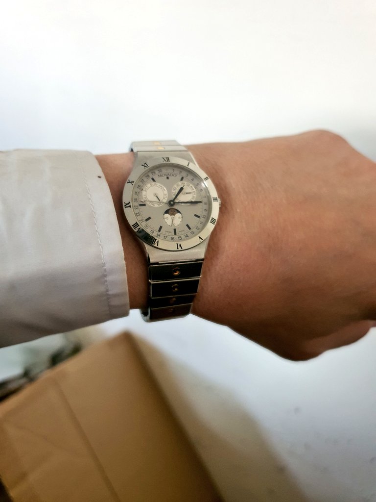 Eklek_tik's tweet photo. 🚨Nwa🚨
Movado super fine 32mm de diamètre mais qui fait pas ridicule. bracelet très différent de ce qu'on peut voir habituellement.
Je pense que c'est vraiment une petite trouvaille.
Qu'en pensez vous ?
#Movado #quartz #tripledate #newwatchalert #NWA https://t.co/hSJTeW16hw