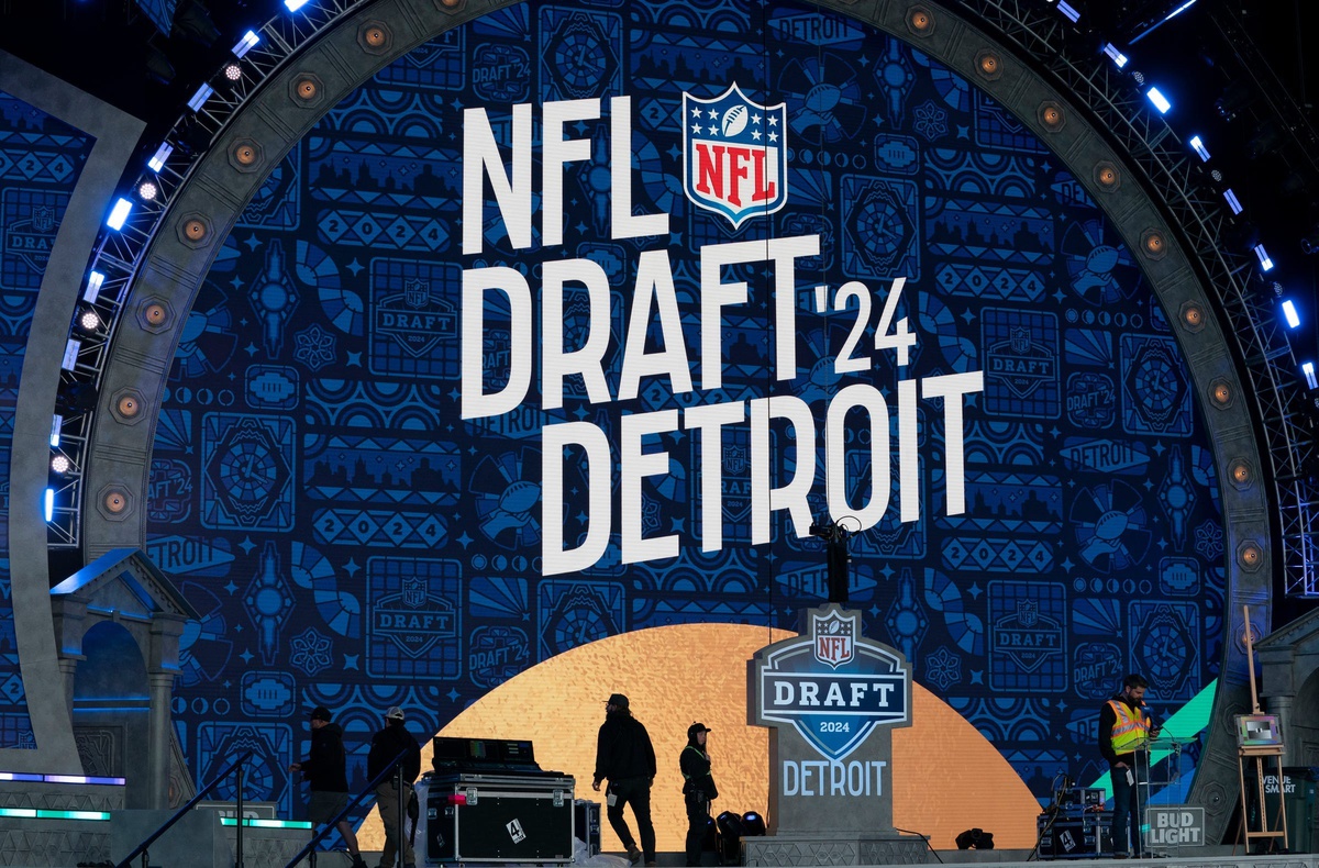 The #NFLDraft has taken over downtown Detroit and is expected to draw more than 400,000 people. The event has been planned for over a year, featuring Detroit-inspired art, Michigan musical performances, and local vendors. 📰 > ow.ly/O8fF50Ro22q