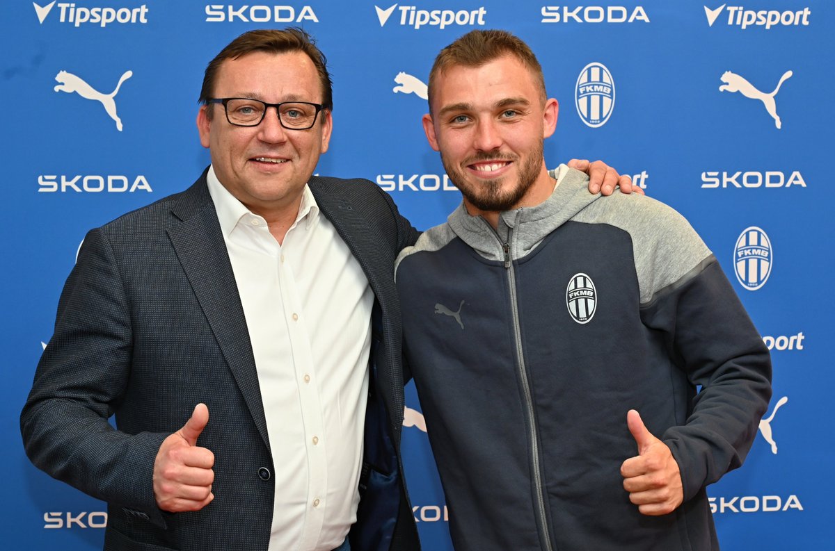fkmladaboleslav's tweet photo. Hot News - FKMB 💙🤍
Ofenzivní fotbalista Tomáš Ladra si ke svým sedmadvacátým narozeninám nadělil mimořádně lukrativní dárek v podobě nové tříleté smlouvy s FK Mladá Boleslav. 
▶️ https://t.co/8eqIgKjRUt
#FKMB #fkmladaboleslav #jsemFKMB https://t.co/IeZ4vftkJs