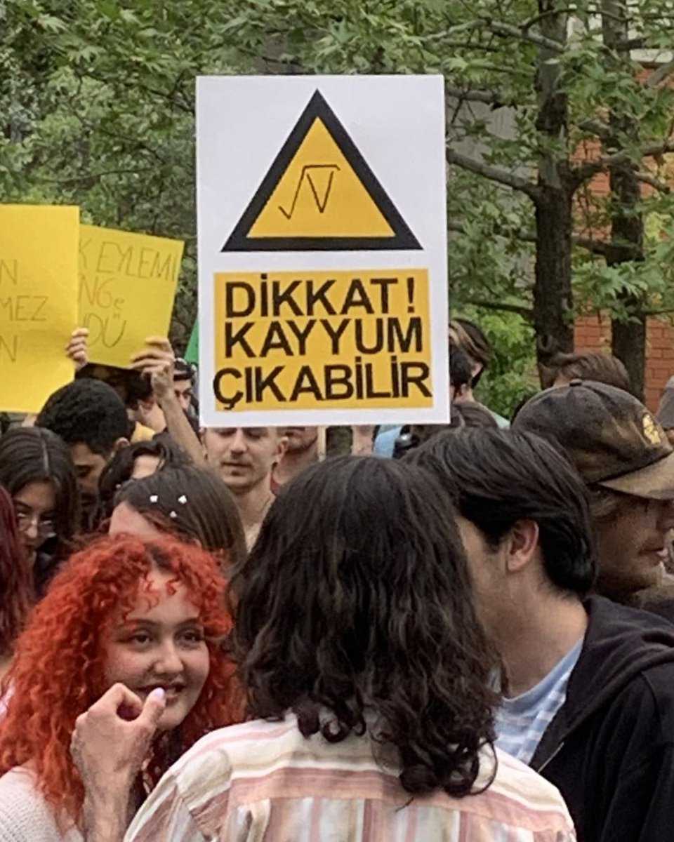 ODTÜ'lülerin, Bahar Şenliği'nin Devrim Stadyumu'nda yapılmasını yasaklayan Rektör Verşan Kök'ü protesto ettiği pankartlar: