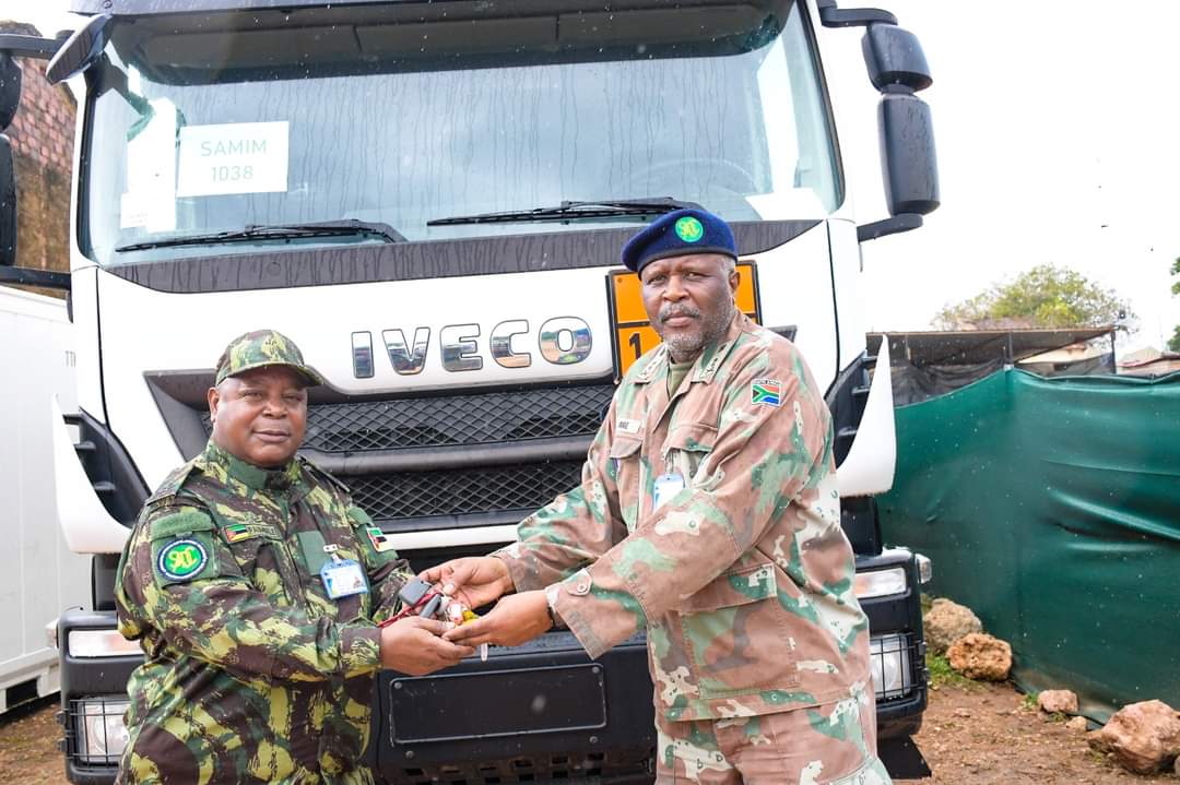 🇲🇿🇪🇺 #SAMIM is coming to an end on the 15 July 2024 & as part of the drawdown process SAMIM leadership handed over some of the European Union (EU) donated equipment to FADM on Thursday 18th April 2024. The donated equipment included vehicles, boats, and refrigerated containers.