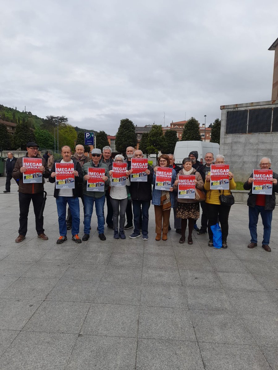 🤜🤛Laudioko pentsiodunek ere egin dute bat Imegarreko langileekin, eta bihar eguerdian eginiko den mobilizaziora eta argazkira batzeko deia luzatu dute

📍Apirilak 26, ostirala, 12:00etan Laudioko Herriko plazan

📢Kaleratzerik ez! ¡Readmisión ya!