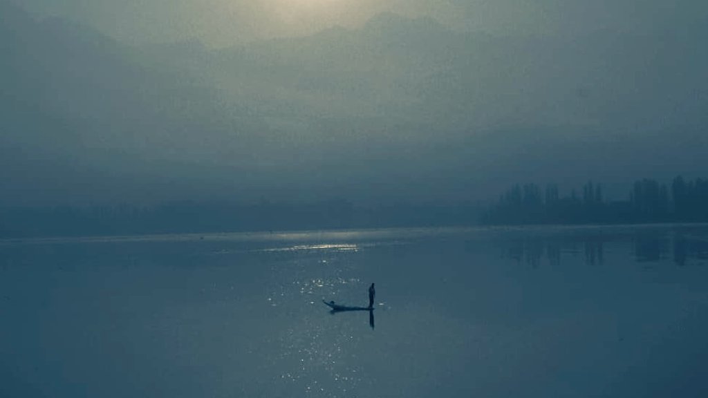 the art of minimalism / dal lake , kashmir